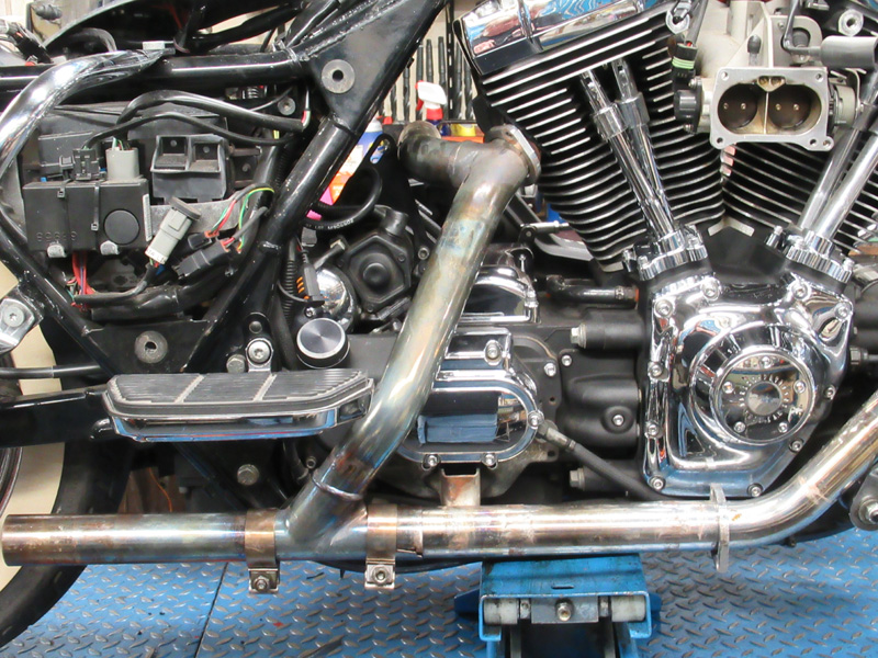 De Twin Cam met de Italiaanse Magneti Marelli boordcomputer met bijbehorende bos spaghetti bedrading.