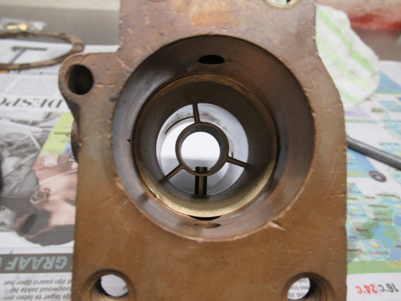 De venturie gemonteerd in de carburateur. In dit geval een Linkert M-53, Bij de andere modellen 1-1/2 inch carburateurs dient een speciale bomb-sight venturie gebruikt te worden.